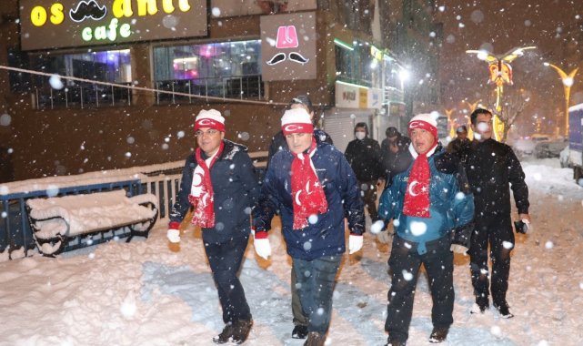 Vali Akbıyık, gece yarısı kar altında esnafı ziyaret etti