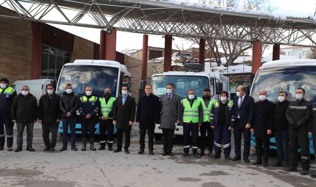 Vali Akbıyık şoförlük yapıp yolcuları ücretsiz taşıdı