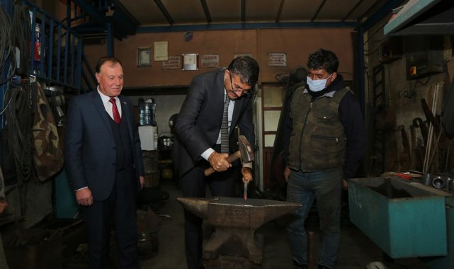 Vali Ali Çelik sanayi esnafını ziyaret etti, demire şekil verdi