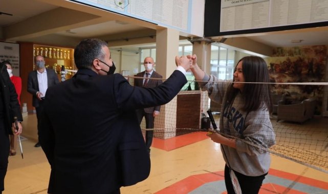 Vali Atay, öğrencilerle badminton oynadı