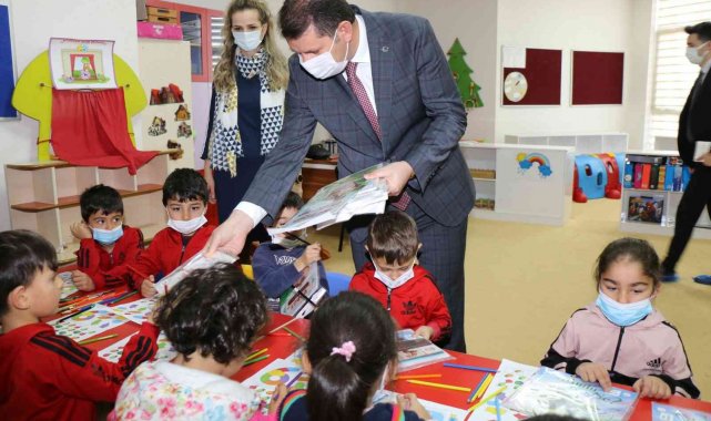 Vali Ayhan'dan öğrencilere kitap hediyesi