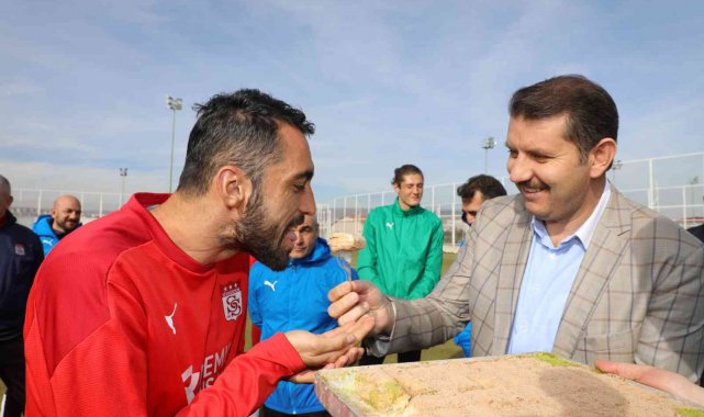 Vali Ayhan'dan Sivasspor'a baklava dopingi