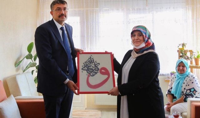 Vali Çelik, MS hastası kadını evinde ziyaret etti