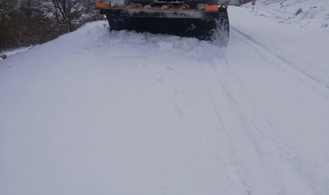 Vali Çiçek: &quot;Tüm ekiplerimiz karla mücadele ediyor&quot;