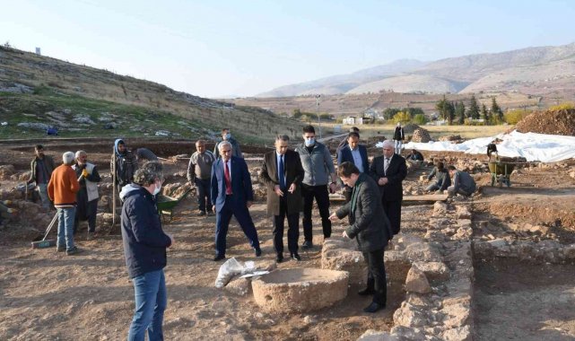 Vali Çuhadar Perre Antik Kentinde incelemeler yaptı