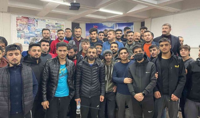 Vali dolmuş fiyatlarına tepki gösteren öğrencilerle bir araya geldi