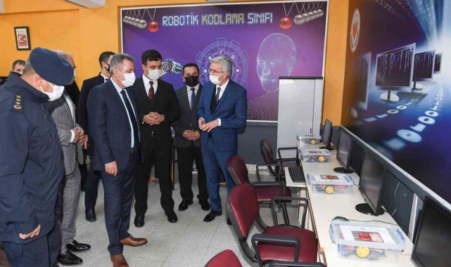 Vali Elban: "Gelecek nesillerimizi dijital dünyaya şimdiden hazırlamalıyız"