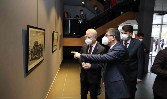 Vali Gül, 100&#039;üncü yıl özel sergisini gezdi