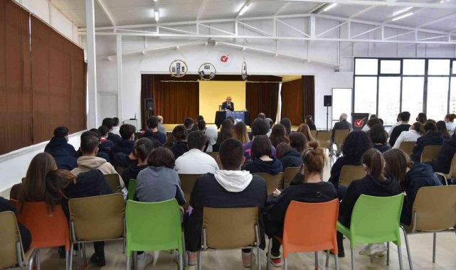 Vali Karadeniz öğrencilerle söyleşiye katıldı