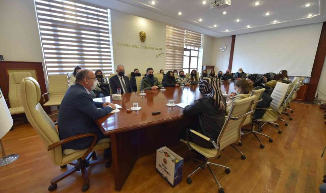 Vali Karadeniz, Soma Hüma Hatun Kız Anadolu İmam Hatip Lisesi öğrencileri ile buluştu