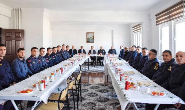 Vali Kızılkaya, askerlere verilen moral yemeğine katıldı