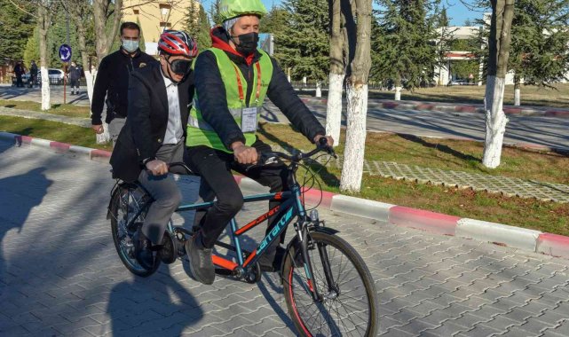 Vali Kızılkaya kendini görme engelli bireylerin yerine koydu, gözleri kapalı bisiklet kullandı