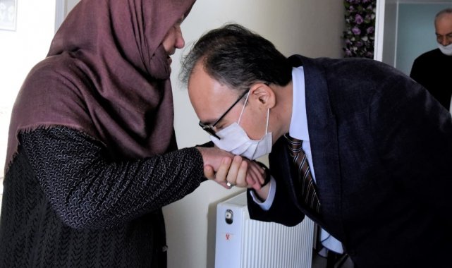Vali Kızılkaya, şehit Kemal Ay'ın annesini ziyaret etti, elini öptü