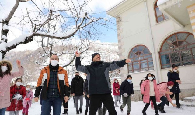 Vali öğrencilerle kartopu oynadı, ortaya renkli görüntüler çıktı