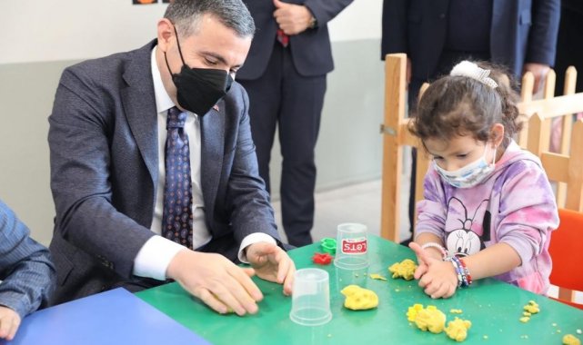Vali oyun hamuru ile çocuklara şekil yaptı