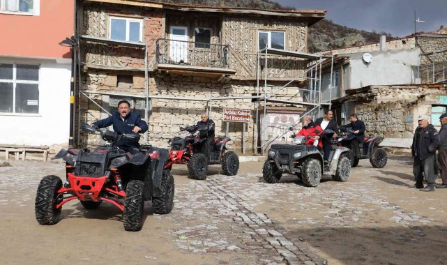 Vali tanıtım için protokolle ATV'ye binip köy içinde gezdi