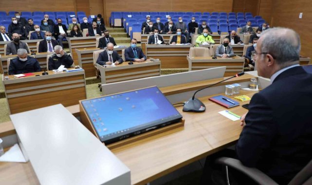 Vali Toraman, muhtarlarla bir araya geldi