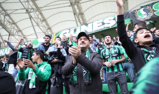 Vali tribünde taraftarla maç izledi, ortaya renkli görüntüler çıktı