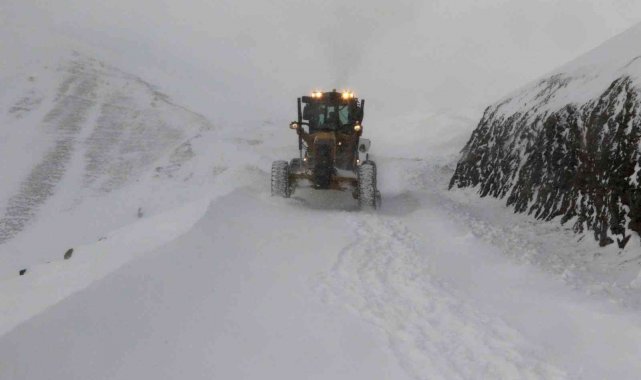 Van-Bahçesaray tek şeritten ulaşıma açıldı