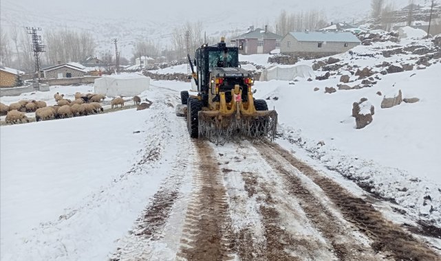Van Büyükşehir Belediyesinden karla mücadele çalışması