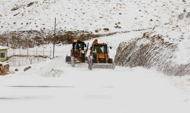 Van Büyükşehir Belediyesinin karla mücadele çalışmaları sürüyor