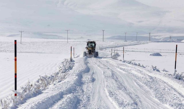 Van Büyükşehir Belediyesinin karla mücadele çalışmaları sürüyor