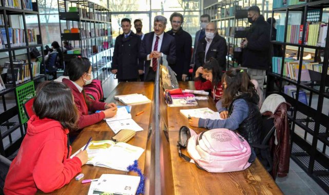 Van Büyükşehir Belediyesinin kütüphanesi hizmete açıldı