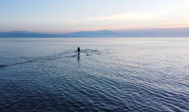 Van Gölü'nde sular çekilince yeni adacıklar oluştu