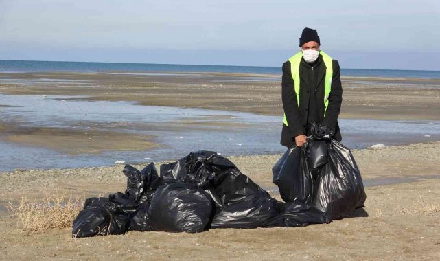 Van Gölü'nün çekilen sahilinde çöp topladılar