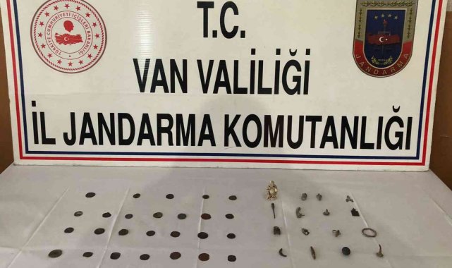 Van'da 53 adet tarihi sikke ve obje ele geçirildi
