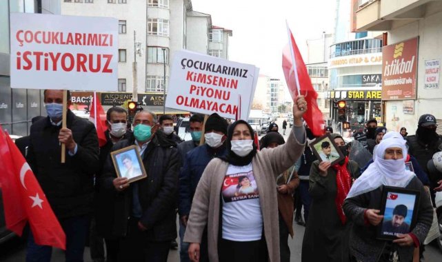 Van&#039;da annelerin evlat nöbeti devam ediyor