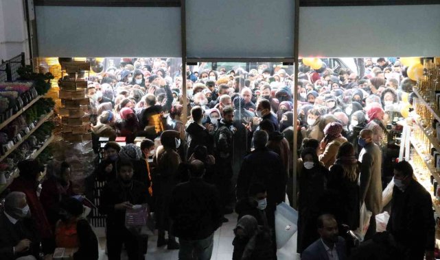 Van'da AVM açılışında izdiham