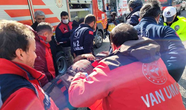 Van'da cam yüklü tır devrildi: 2 yaralı