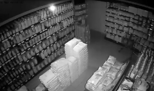 Van'da deprem anı güvenlik kameralarına yansıdı