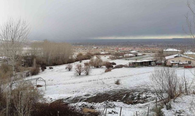 Van'ın kent merkezine mevsimin ilk karı yağdı