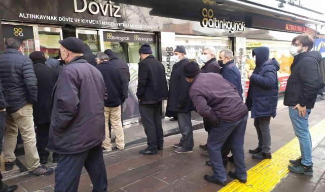 Vatandaş akın akın döviz bozduruyor