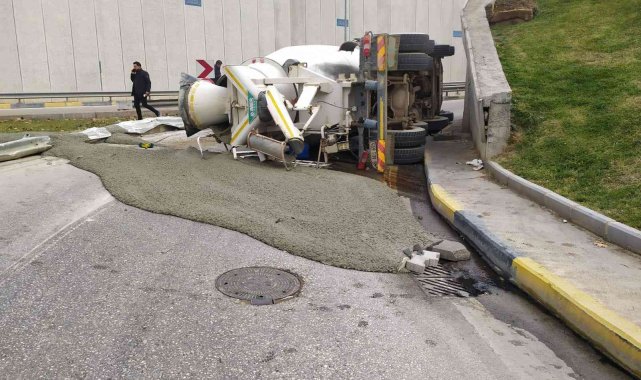 Virajı alamayan beton mikseri devrildi, içerisindeki sıvı beton yola döküldü