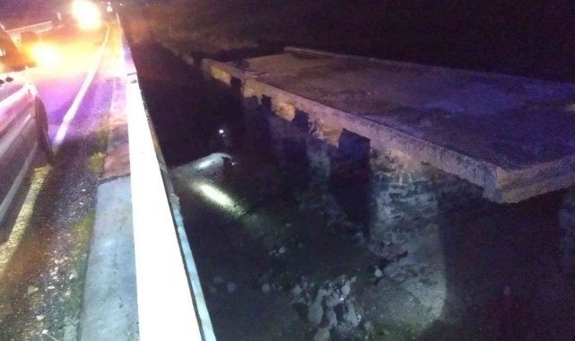 Virajı alamayan otomobil köprünün altına girdi: 3 yaralı