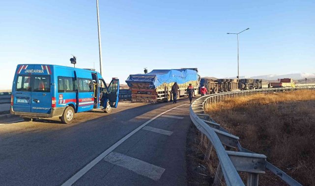 Virajı alamayan tır yola devrildi