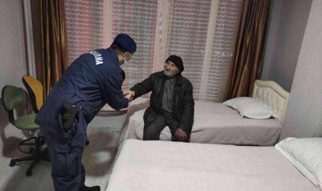 Virane evde yaşayan yaşlı adam otele yerleştirildi