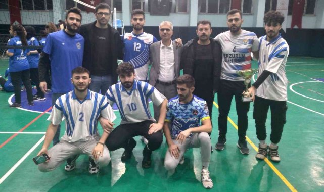Voleybol turnuvasında coştular