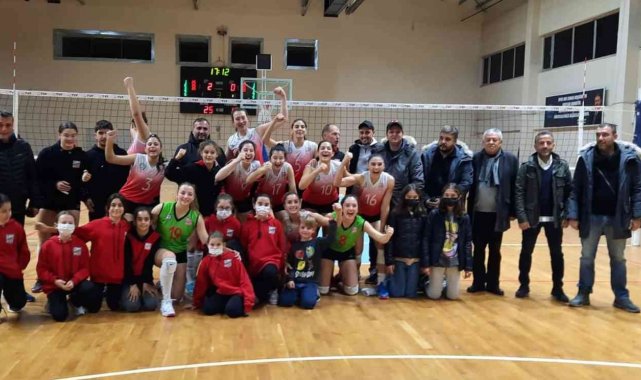 Voleybolda Ayvalık derbisini Kırmızı Şimşekler kazandı