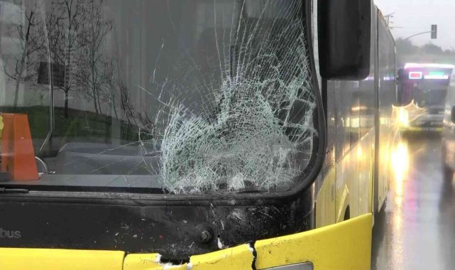 Yağışlı hava kazalara neden oldu 2 kişi yaralandı, 1 minibüs takla attı