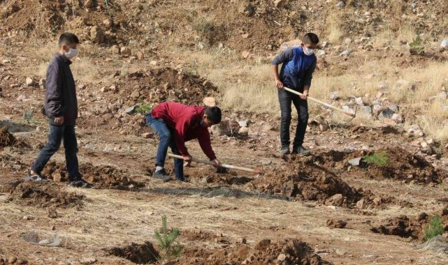 Yahyalılı gençler fidanları toprakla buluşturdu
