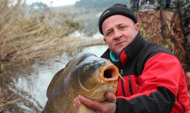 Yakalanan 22 kiloluk dev sazan balığı görenleri hayrete düşürdü
