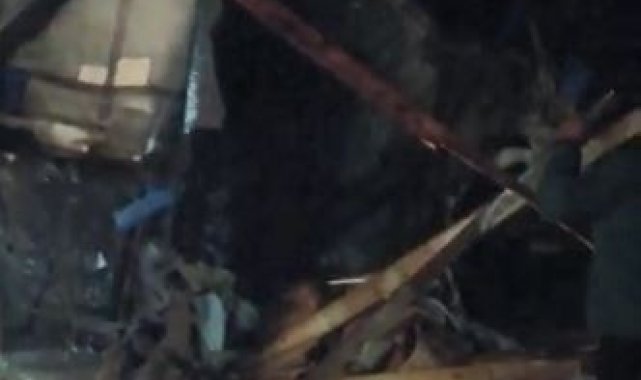 Yamaçtan kopan dev kaya parçası iki tırı kullanılmaz hala getirdi