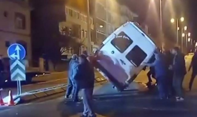 Yan yatan minibüsü vatandaşlar el birliğiyle kaldırdı