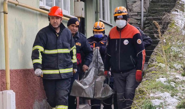 Yanan evin enkazındaki cesede 16 saat sonra ulaşıldı