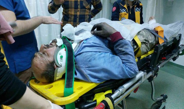 Yanan evinin çatısından düşerek hastanelik oldu