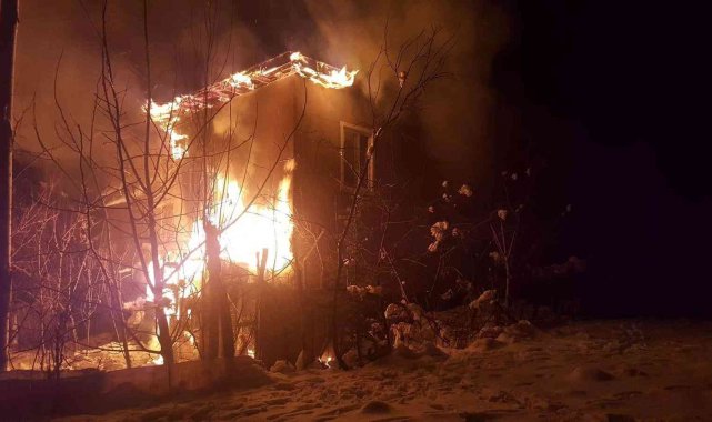 Yangın çıkan ev kullanılamaz hale geldi